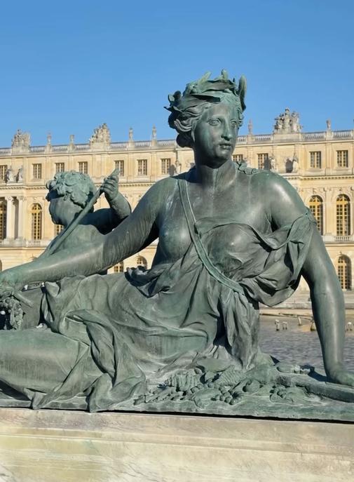 Jacquemus renouvelle son mécénat à Versailles