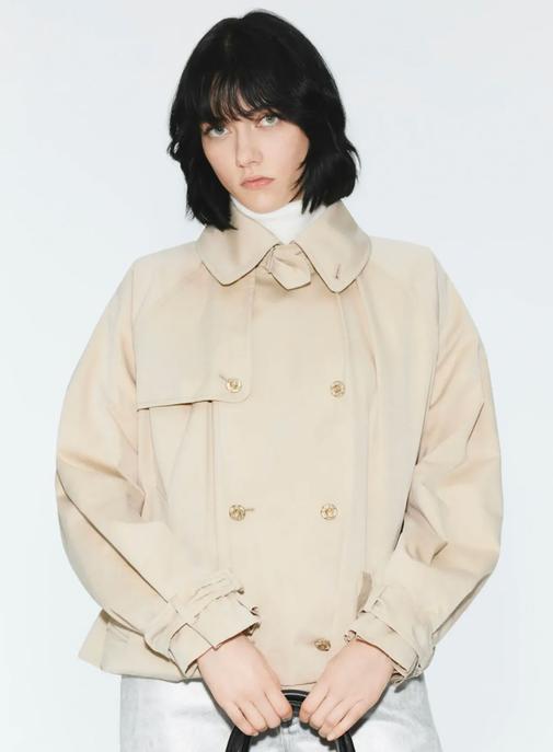 Pourquoi la veste Chanel qui révèle son logo sous la pluie crée le buzz