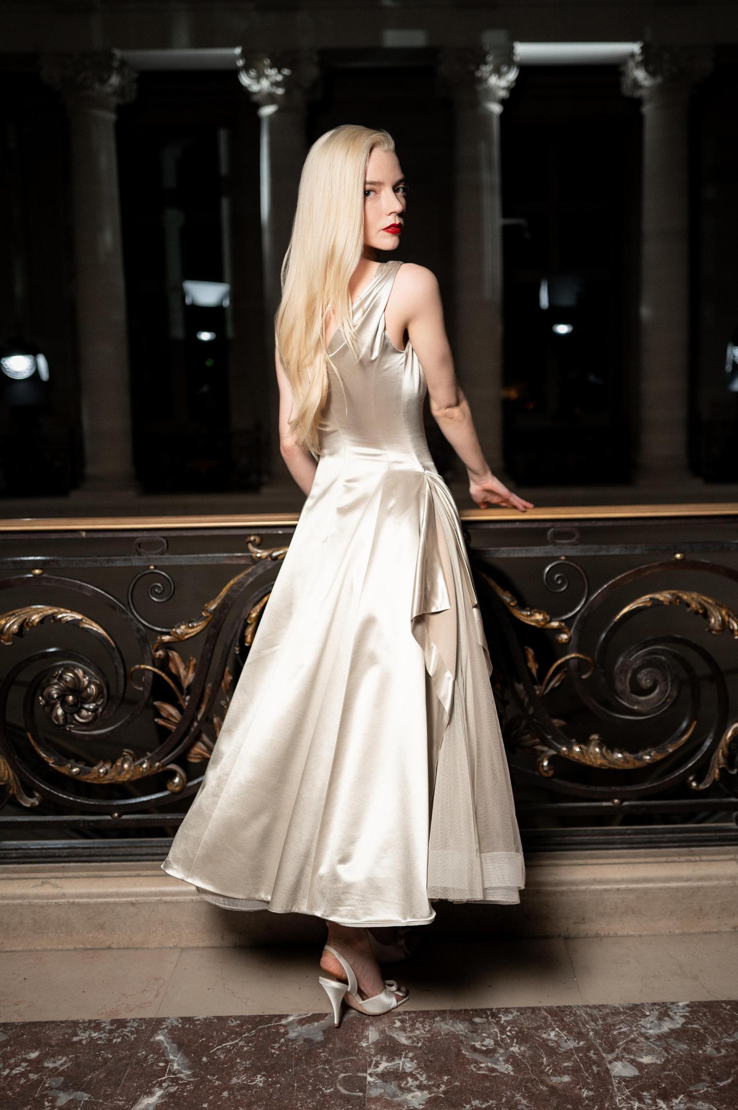l'actrice et ambassadrice dior anya taylor joy au grand diner du louvre dans une robe de soirée