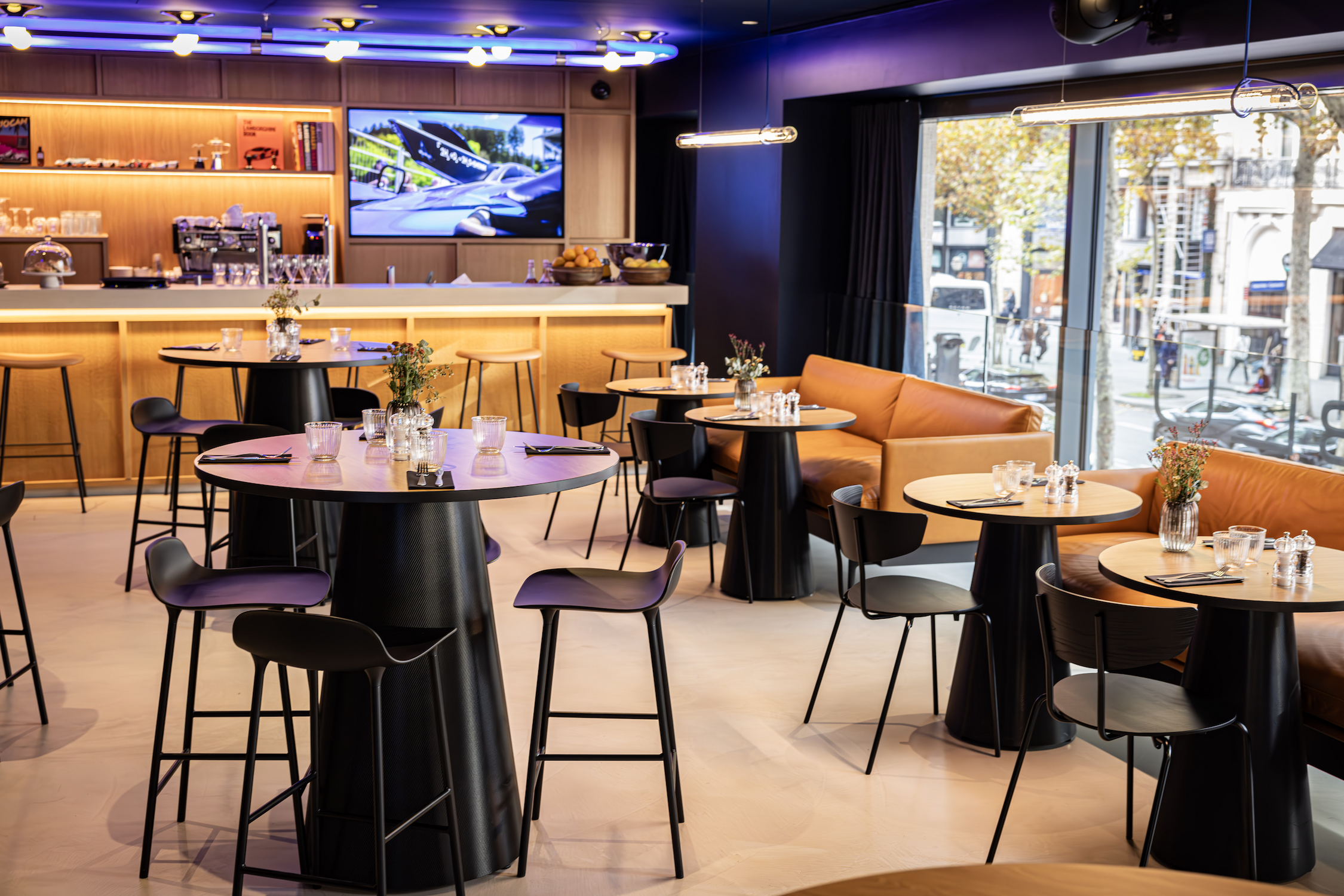 "Ambiance lounge du BLU Café à Paris, lieu de rendez-vous d'affaires et de détente dédié à l'univers Alpine."