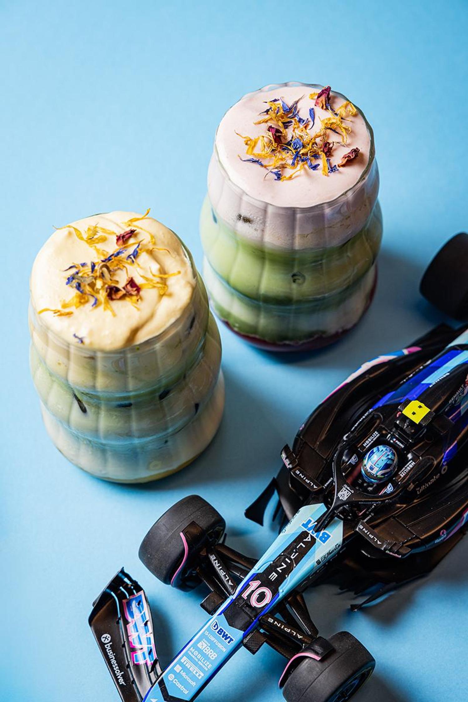 "Sélection de cafés et lattes de spécialité au BLU Café Alpine, pause café premium à Paris."