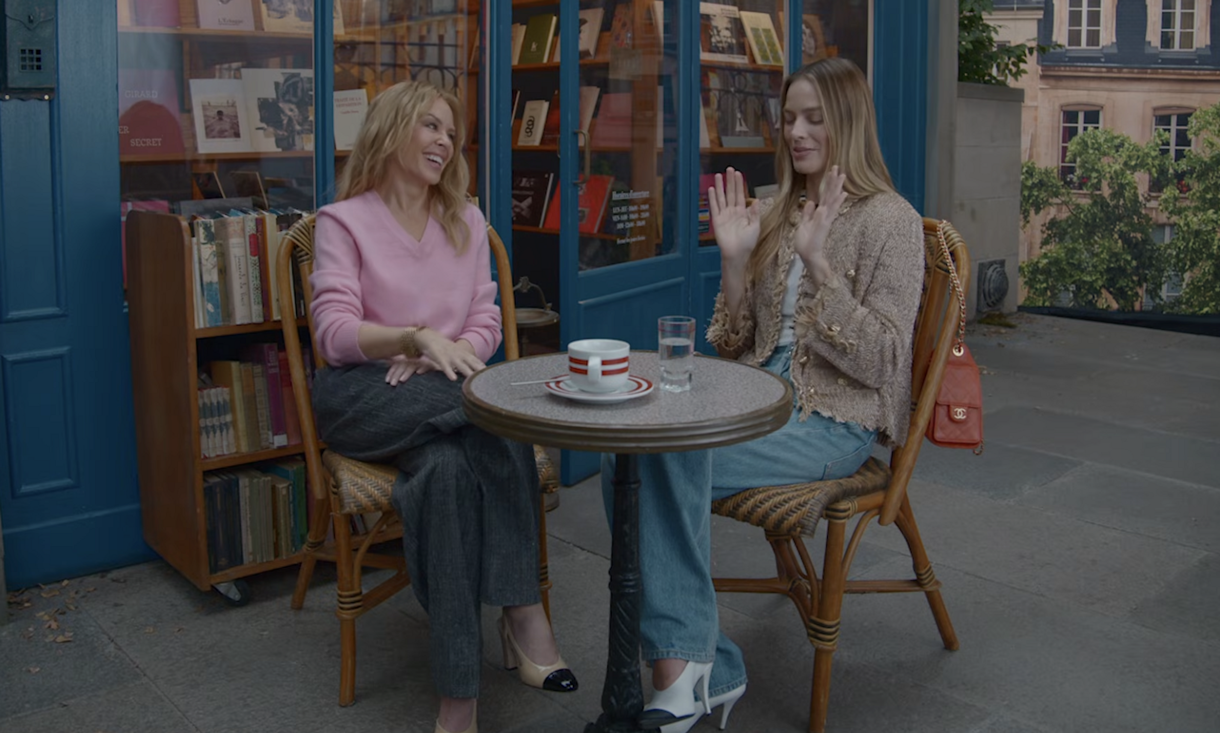 clip de kylie minogue revisité par Chanel avec Margot Robbie comme égérie du nouveau sac de luxe de la maison