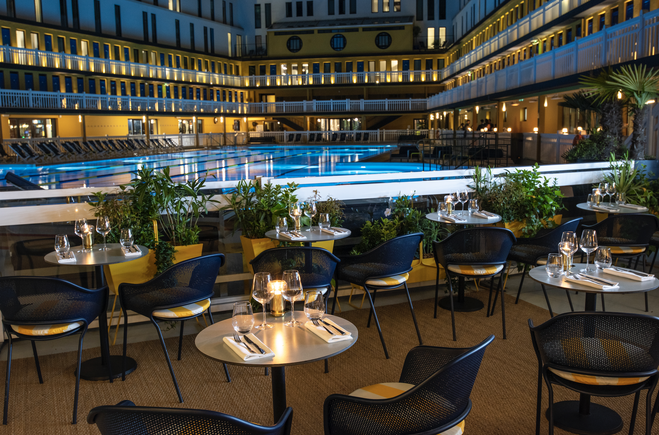 vue de la terrasse clarins au bord de la piscine de l'hotel molitor, à Paris, près de Roland Garros