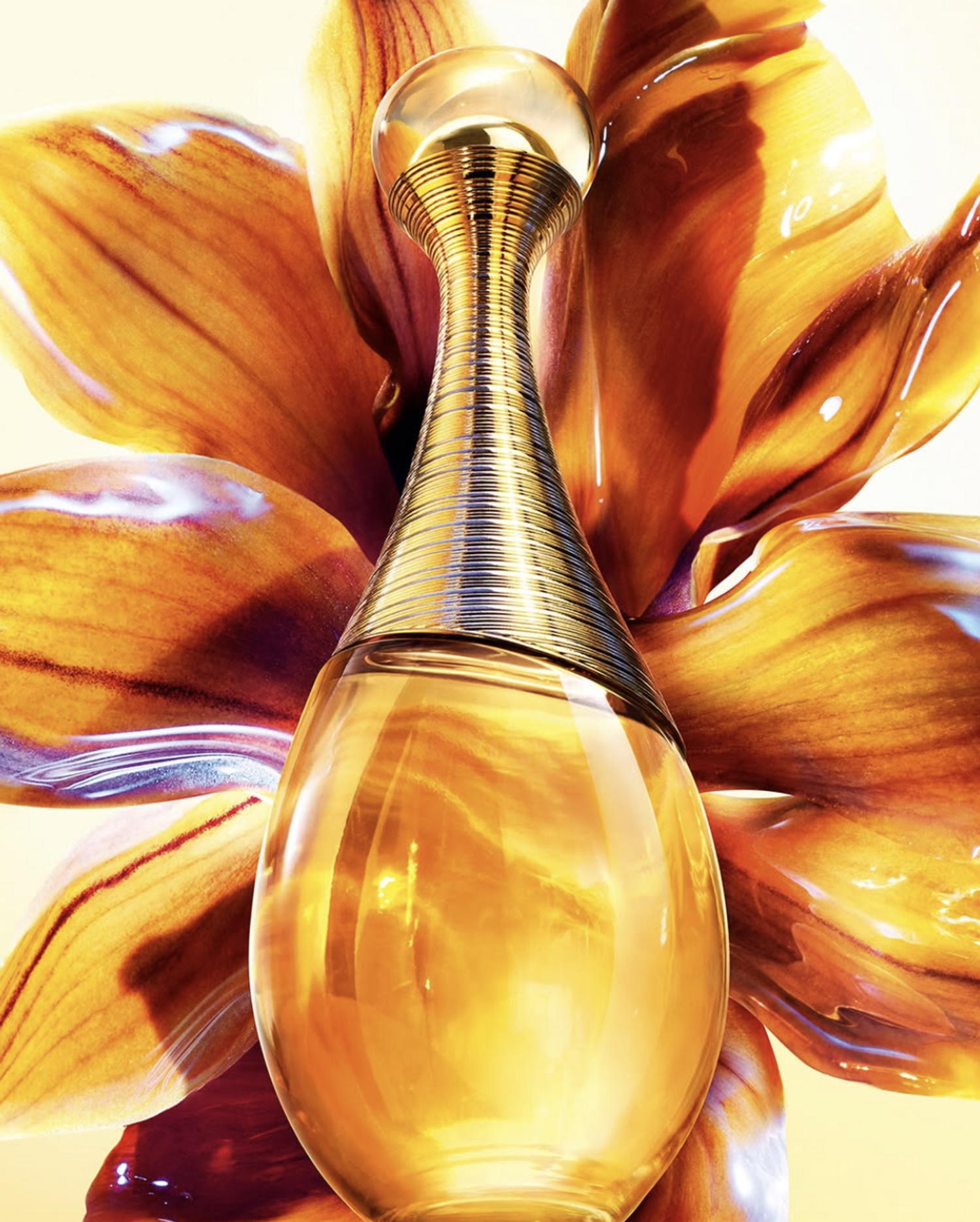 nouveau flacon de parfum pour femme dior j'adore intense, incarné par rihanna, et caractérisé par des notes gourmandes de santal et vanille