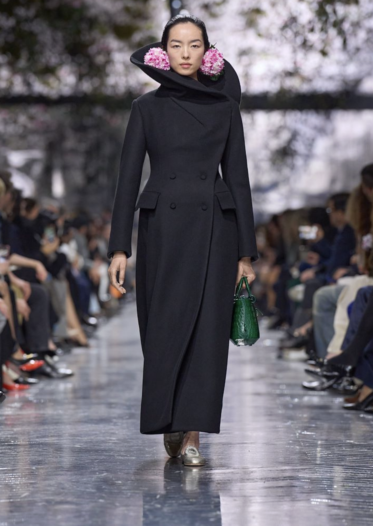 défilé dior, silhouette Reve avec manteau bar et boucles d'oreilles roses