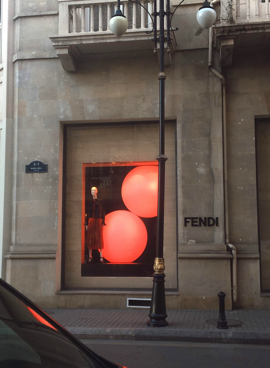 Fendi ha collaborato con Istituto Marangoni per aggiornare le sue finestre.