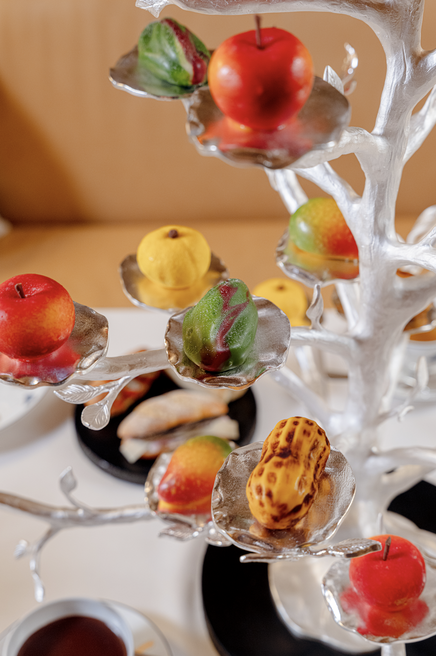 patisseries de cedric grolet en forme de pommes, yuzu et cacahuètes à la table du tea time meurice
