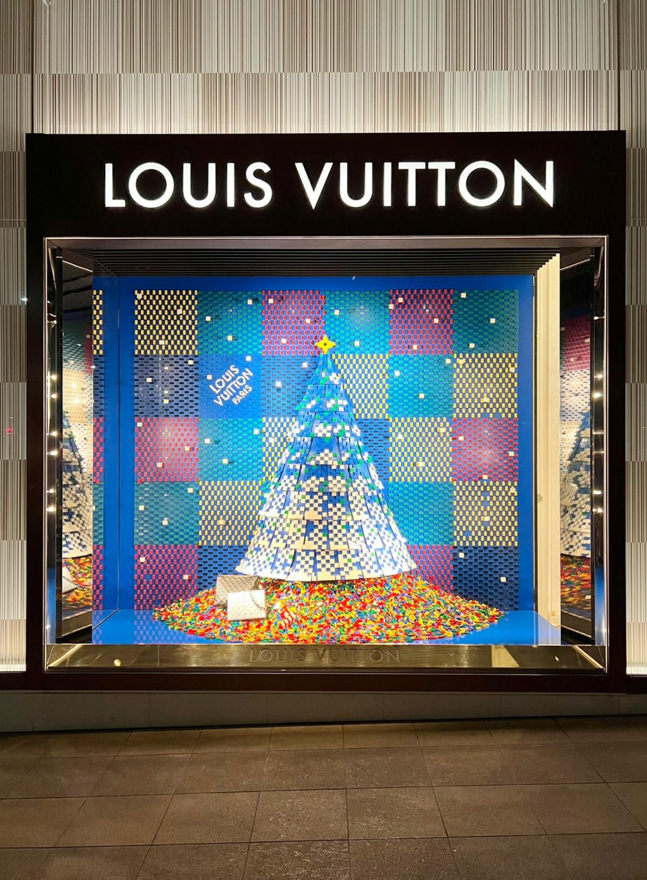 Un sapin de Noël fait darticles Louis Vuitton est exposé dans la fenêtre  du magasin phare de la marque de luxe pour la période des fêtes sur les  champs Elysées à Paris