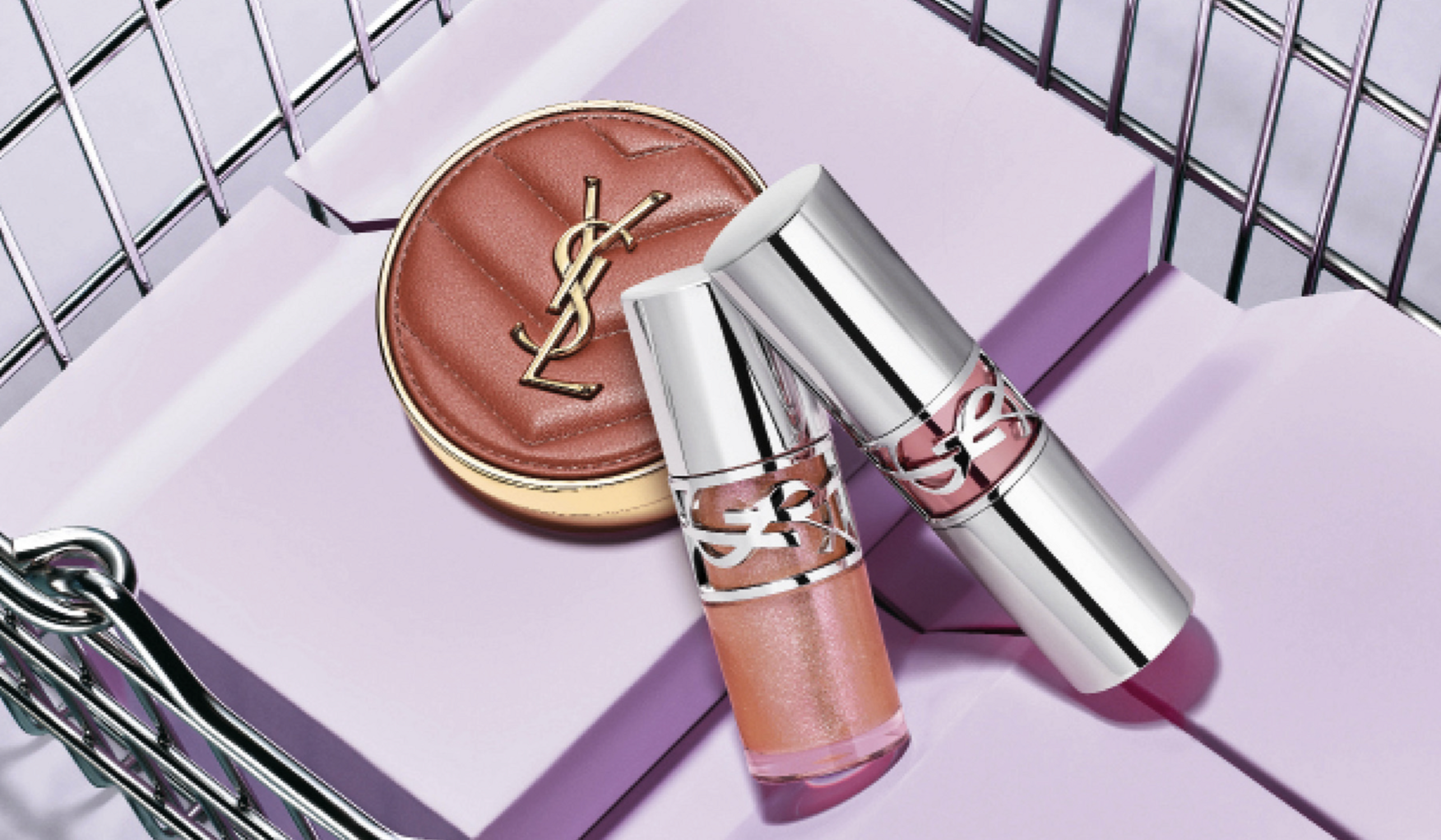 Gros plan sur le gloss Loveshine de YSL Beauty dans son écrin argenté luxueux, texture brillante et hydratante."