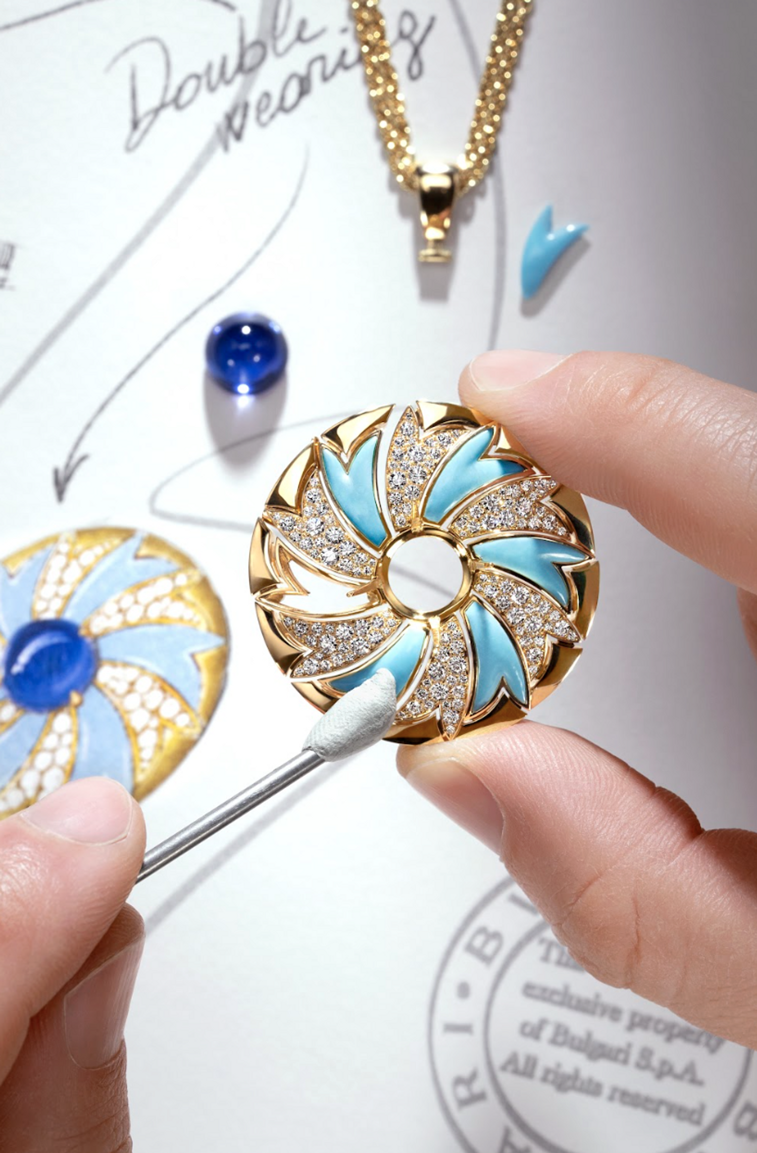 Focus sur le bijou présent sur le flacon du nouveau parfum de la maison de luxe bvlgari