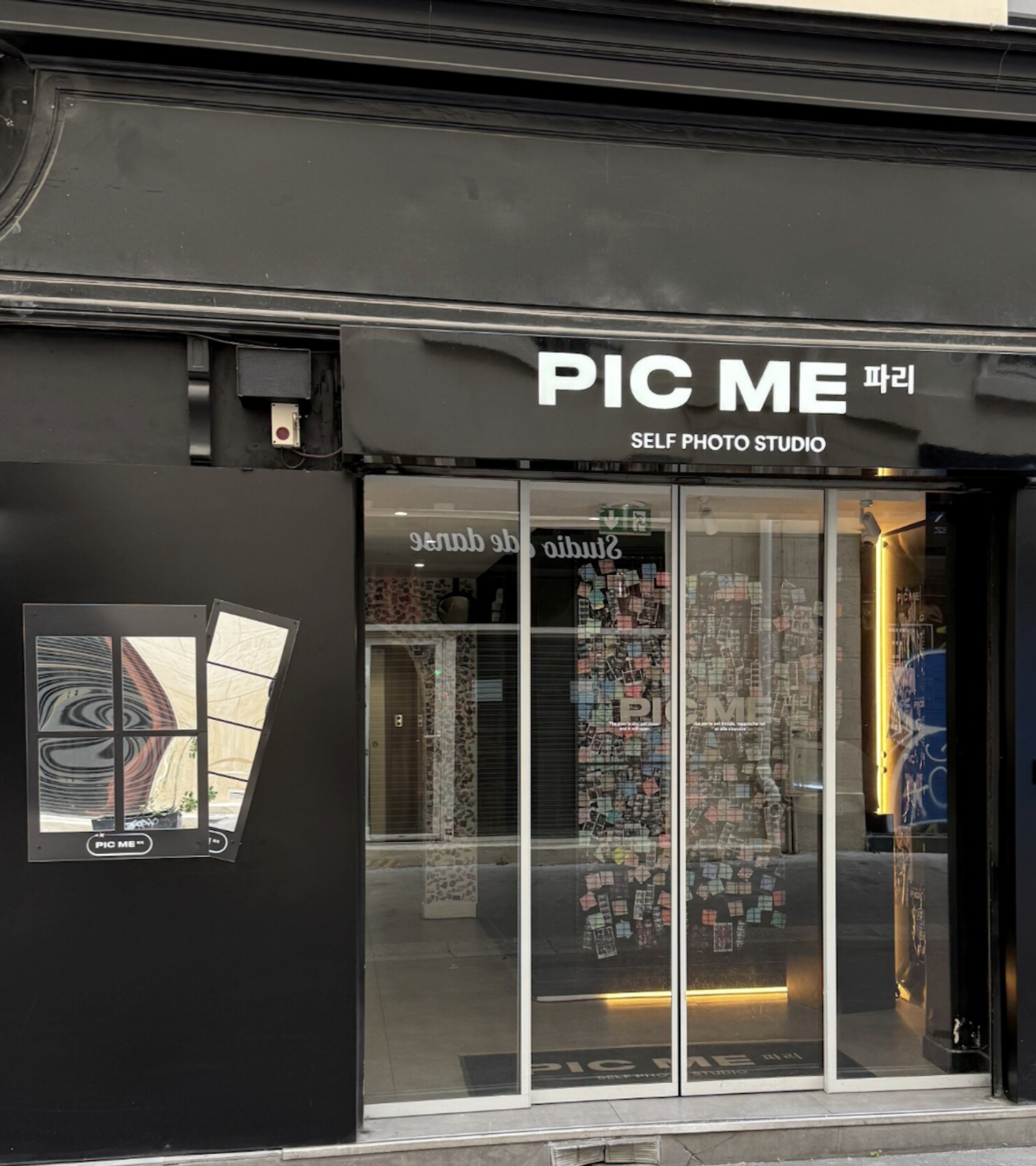 Activation retail YSL Beauty au studio Pic Me Paris : concept de self-studio photo coréen et corner maquillage Loveshine pour la Gen Z.