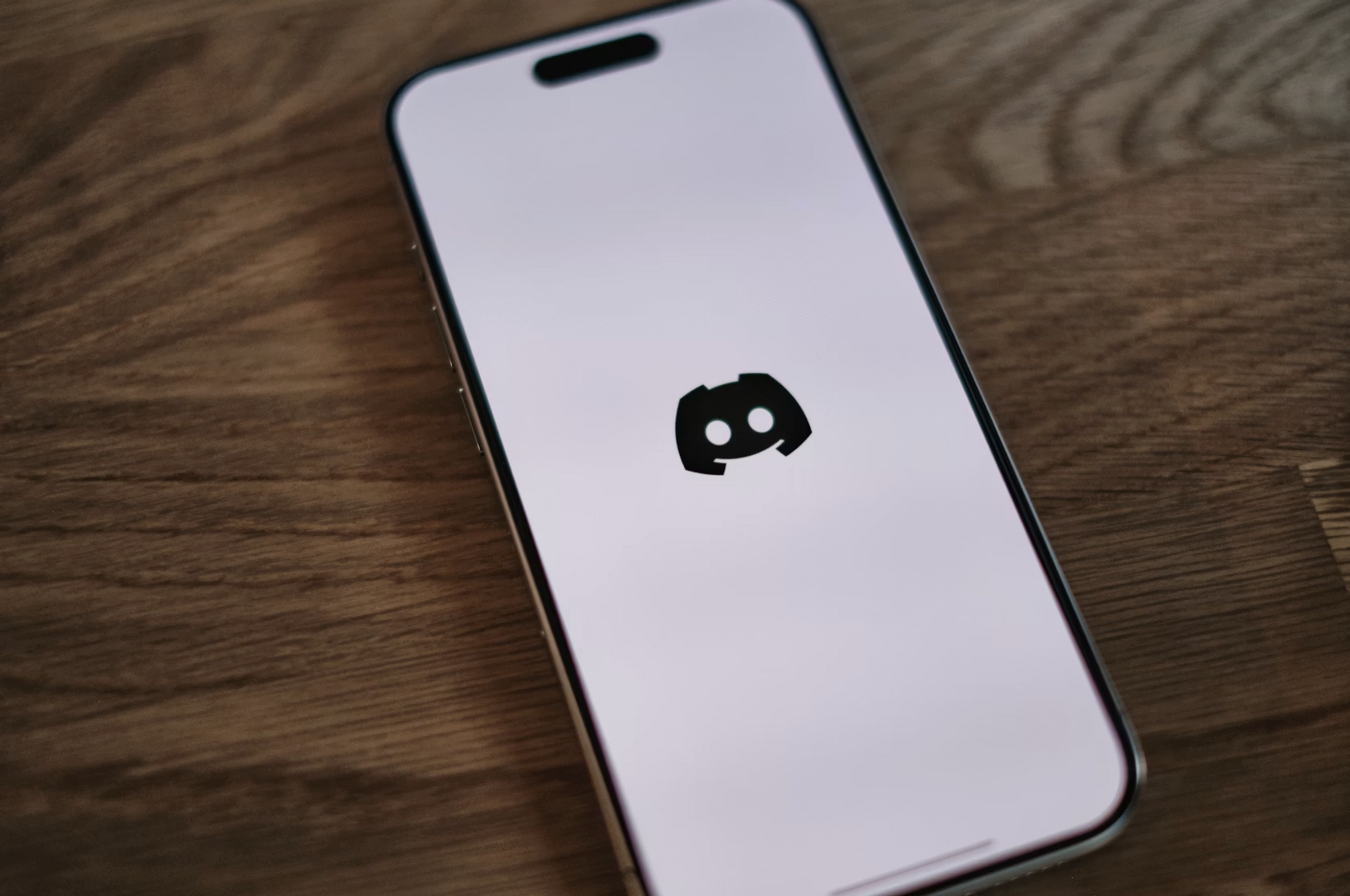 telephone avec le logo de discord, plateforme sociale