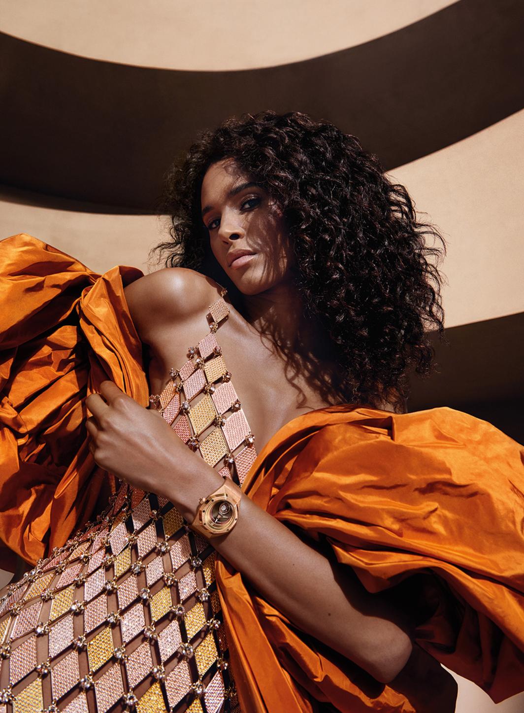 Audemars Piguet dévoile une montre couture en collaboration avec la créatrice Tamara Ralph.