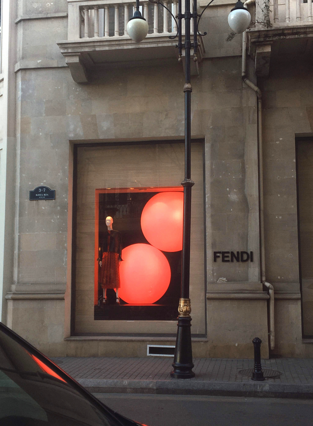Fendi collabore avec l'Istituto Marangoni pour upcycler ses vitrines.