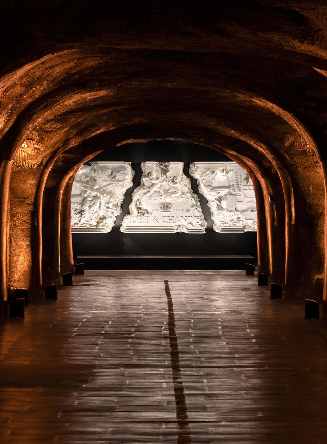 Moët & Chandon expose Daniel Arsham dans ses caves historiques.