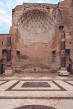 Fendi et le Parco Archeologico del Colosseo finalisent la restauration du Temple de Vénus et de Rome.
