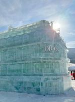 Dior dévoile un pop-up store sculpté dans la glace en Chine.