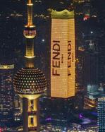 Fendi illumine la skyline de Shanghai.