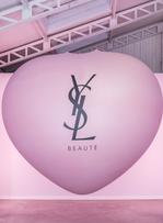 Yves Saint Laurent Beauté installe sa YSL Loveshine Factory à Lyon.