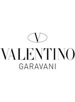 Valentino offre les décors de ses défilés à une association créative.