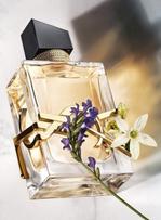 Une expérience de personnalisation de parfum au cœur des boutiques Yves Saint Laurent.