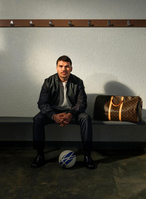 LVMH et Louis Vuitton recrutent le rugbyman Antoine Dupont.