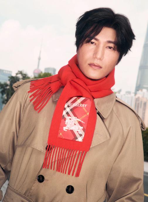 Burberry célèbre l'Année du Cheval et renforce son storytelling patrimonial