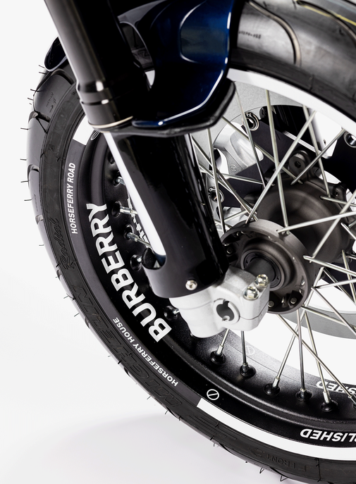 Burberry imagine une moto électrique avec DAB Motors.