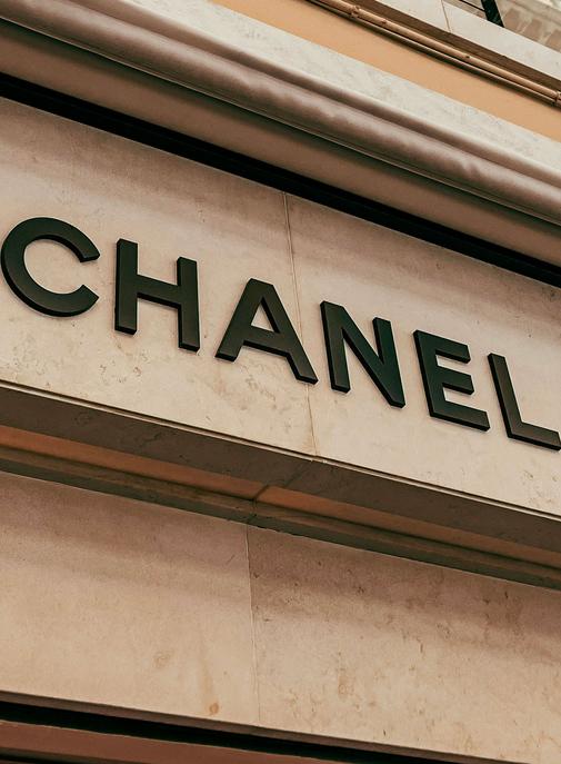Chanel renforce ses capacités de production dans le domaine de la couture.