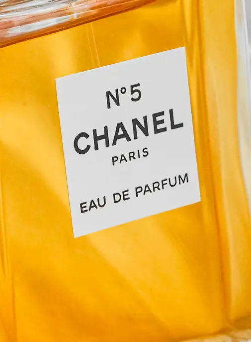 Chanel N°5 se décline sous le prisme de l’intelligence artificielle.