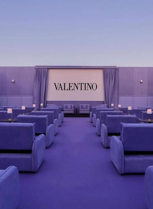 Valentino imagine un cinéma éphémère à ses couleurs