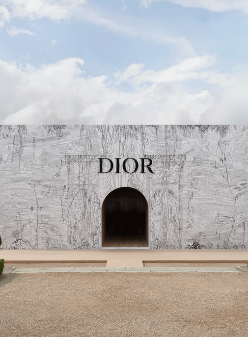 Dior ouvre le décor de son dernier défilé au grand public.