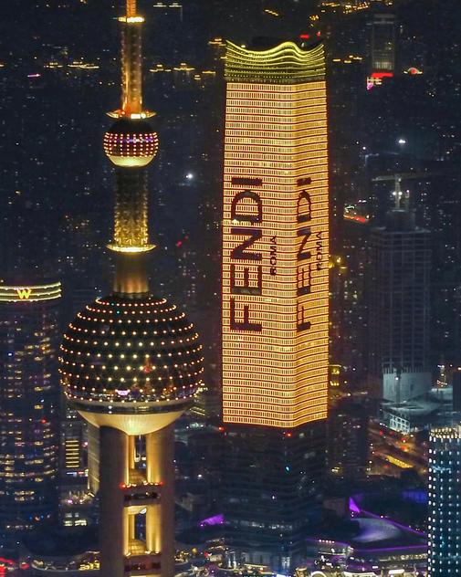 Fendi illumine la skyline de Shanghai.