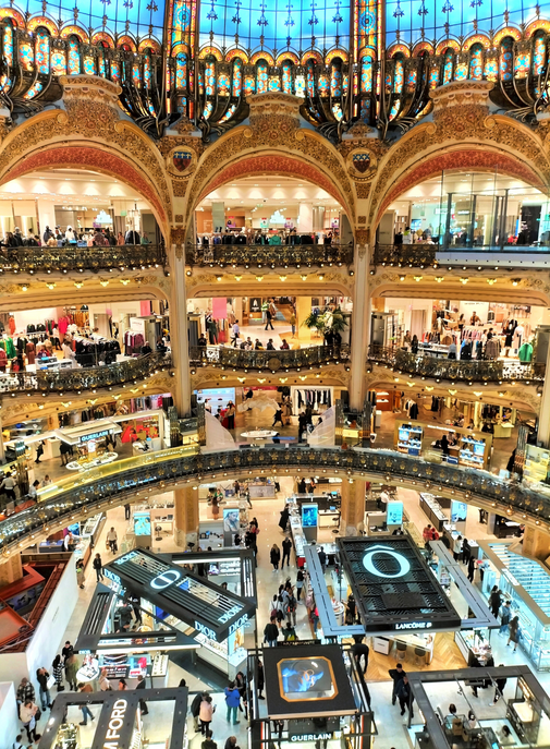 65% des consommateurs de luxe ont l'intention d'augmenter leurs dépenses en 2023.