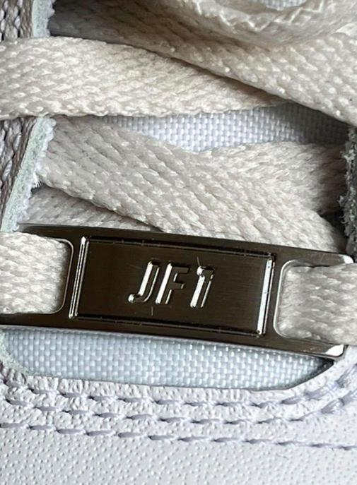 Jacquemus dévoile une nouvelle étape de sa collaboration avec Nike.
