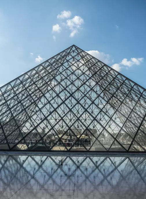 Le Louvre accueille sa première exposition consacrée à la mode