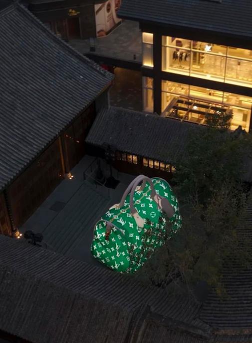Louis Vuitton va installer ses sacs géants à Paris.