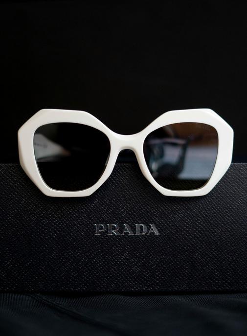 Le groupe Prada rempile avec EssilorLuxoticca