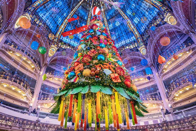 Les Galeries Lafayette dévoilent leur sapin et leurs vitrines de Noël.