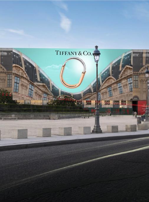 Tiffany & Co. installe un trompe-l’œil géant sur la façade du Louvre.