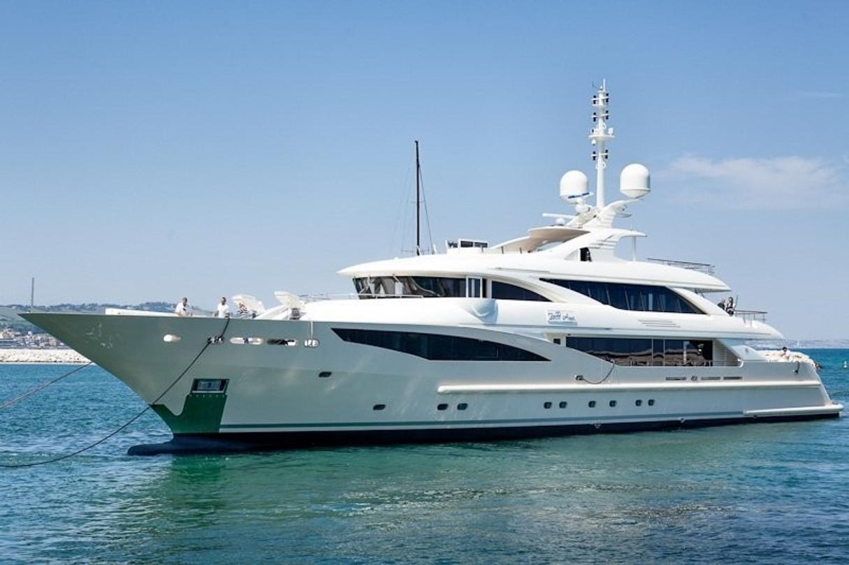 Un yacht de luxe moderne et confortable
