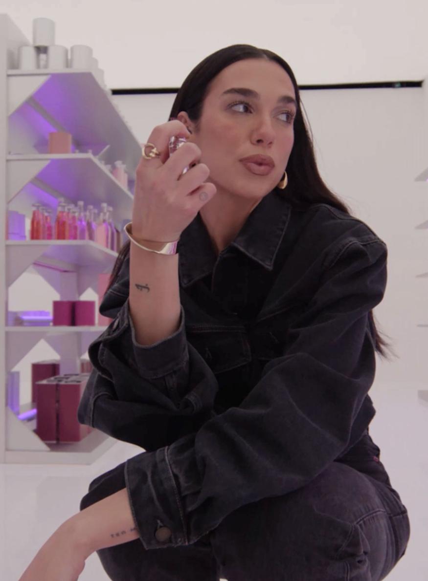 "Ambiance interactive au pop-up YSL Beauty : bornes photo Pic Me et zone de retouche maquillage pour une expérience de marque virale. Ici, la campagne Loveshine avec Dua Lipa