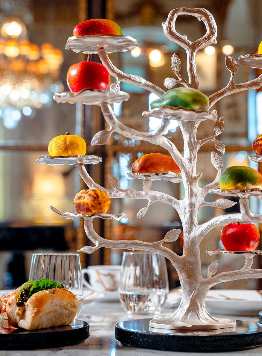 arbre de présentation des fruits sculptés de cedric grolet sur la table du restaurant le dali au meurice, paris