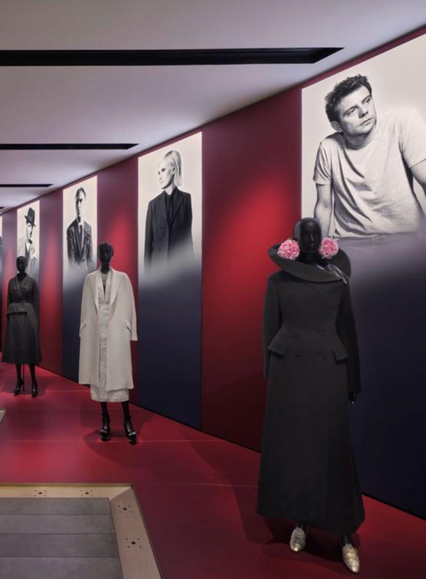 Images de la nouvelle exposition de mode de la Galerie Dior, à Paris, en 2026
