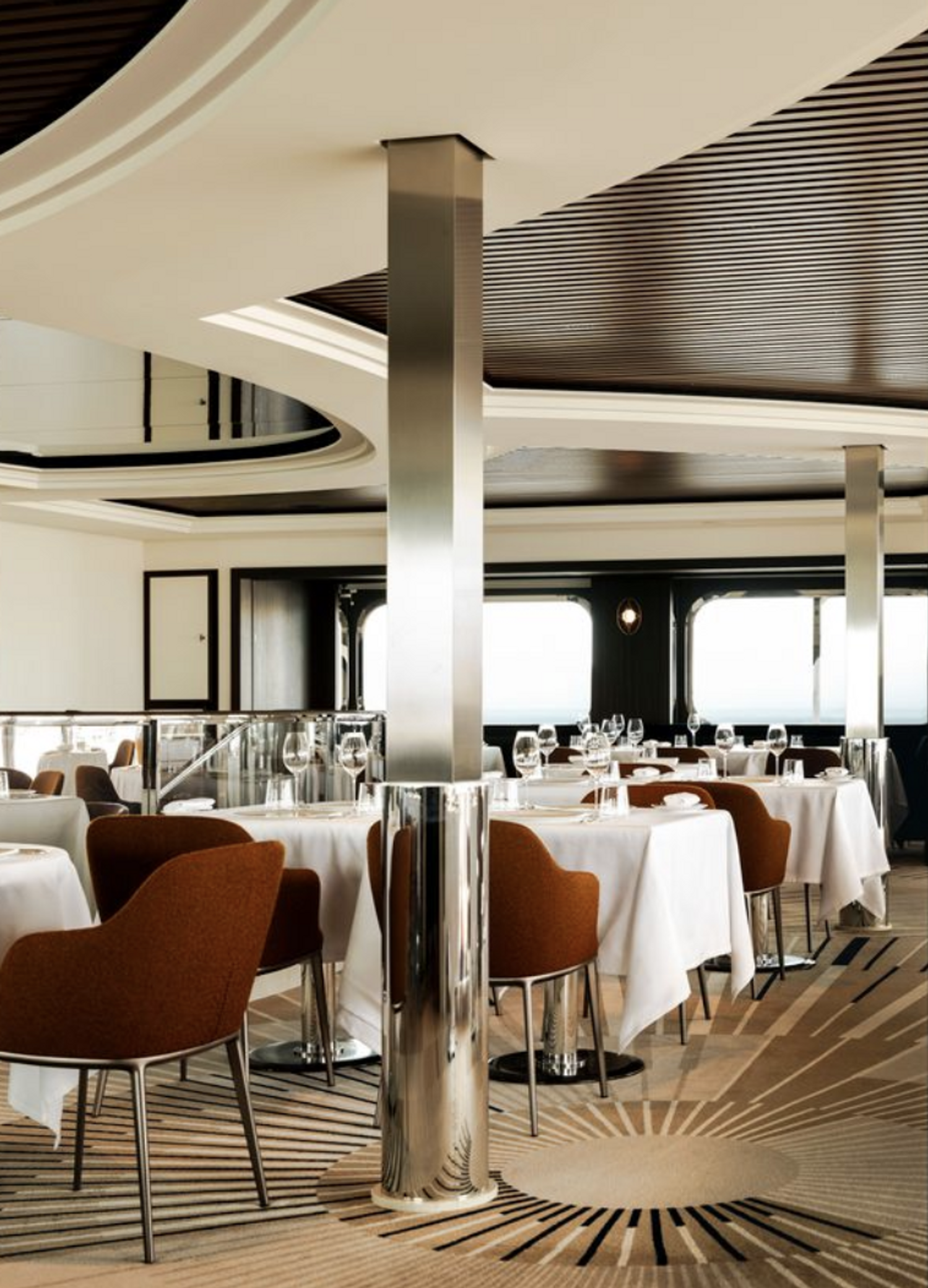 restaurant à bord du bateau de luxe d'accor, le corinthian orient express