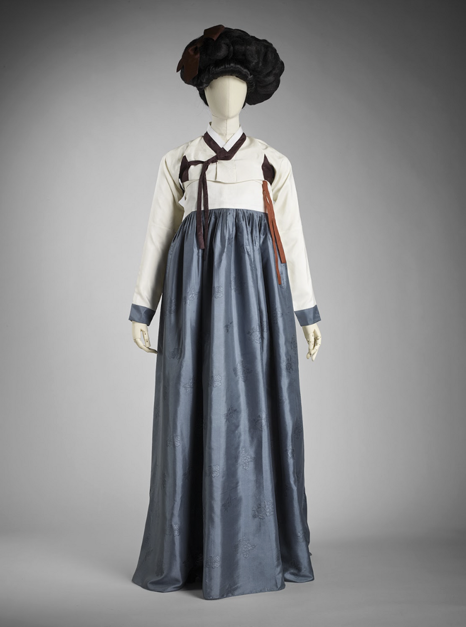 photographie d'une tenue traditionnelle illustrant la beauté et le maquillage dans la tradition coréenne