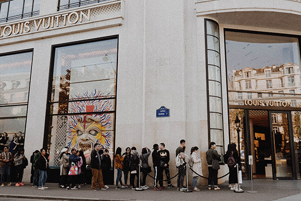 Un homme braque le magasin Louis Vuitton des ChampsElysées